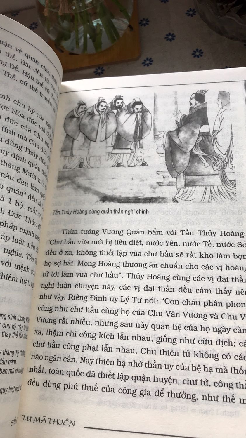 Sách rất đẹp, bìa cứng dày, bản to. Chữ & hình minh hoạ trong sách rất rõ ràng. Chờ Tiki gửi từ Hanoi về tới Đà Lạt hơi lâu nhưng cũng may sách ko bị hư hỏng gì, nói chung mình rất hài lòng.