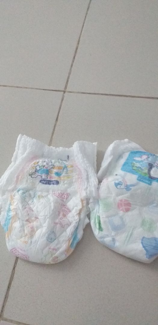 mới mặc chưa đc 30p mà bé đã bị hằn đỏ rồi. bỉm râtts cững. mình tính mua về để mặc ngủ giấc trưa thôi nhưng mới mặc caia đầu tiên đã thấy ko ổn rồi. khuyên mọi ng đừng mua