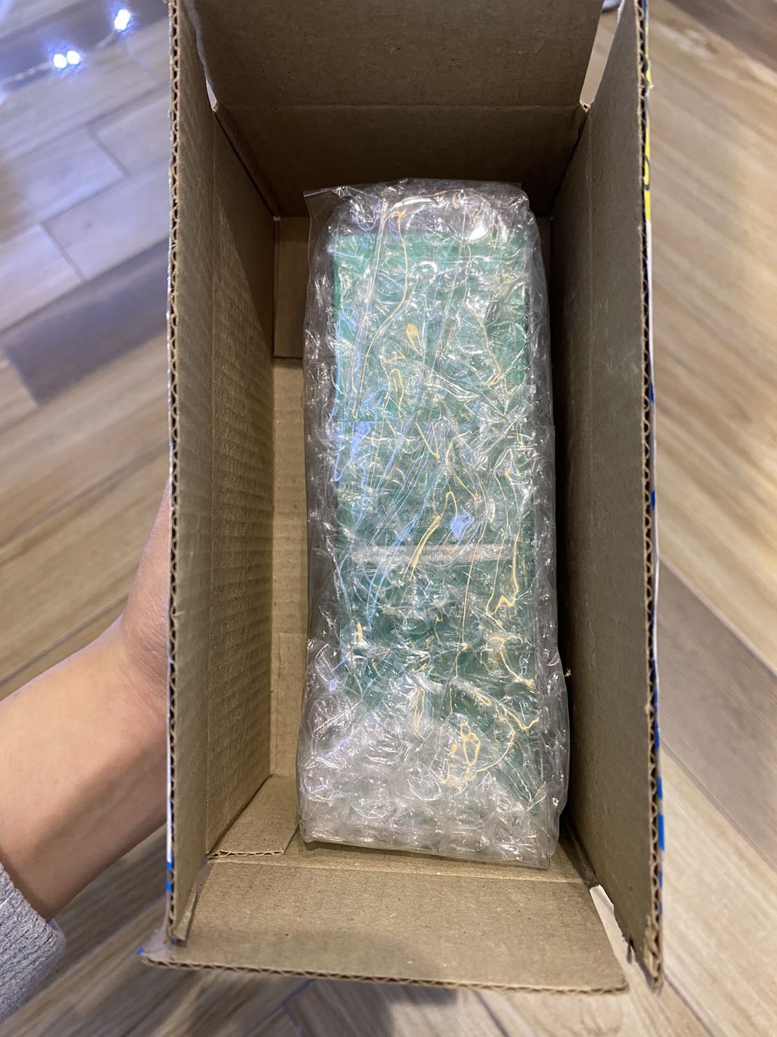 Đóng gói cẩn thận, nên bạn nào ở xa yên tâm nhé. K sợ trong quá trình ship ảnh hưởng đến sp. Mua cái này cho mẹ dùng, mẹ bảo thơm và dịu nhẹ quá trời (vì da mẹ nhạy cảm). Mua được giá hời quá thích. Nên thử nha mng