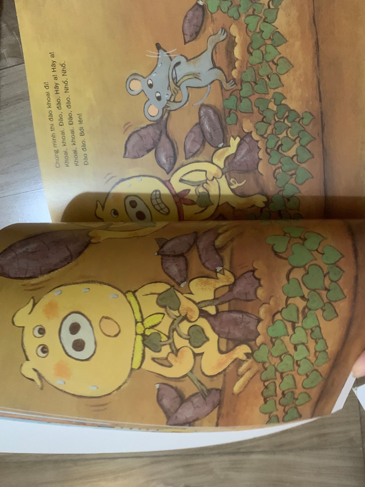 con mình đặc biệt thích sách bên này, cứ líu lo đọc theo mẹ suốt