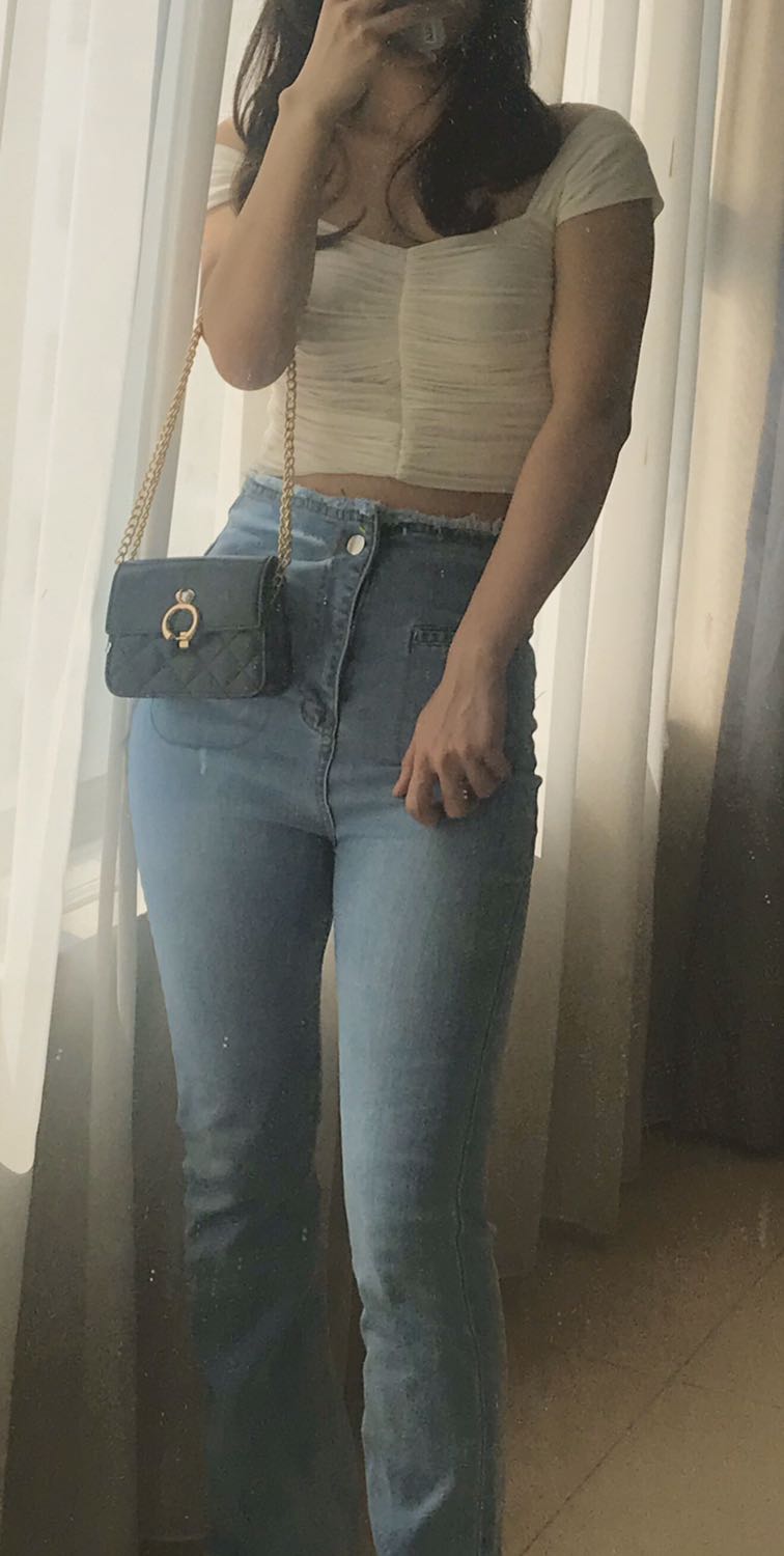 Quần cạp siêu cao hack dáng tôn mông cực kỳ. Chất jean mềm mặc co giãn rất ưng. À như m eo tầm 60-63 thì cần đi bóp eo nhé