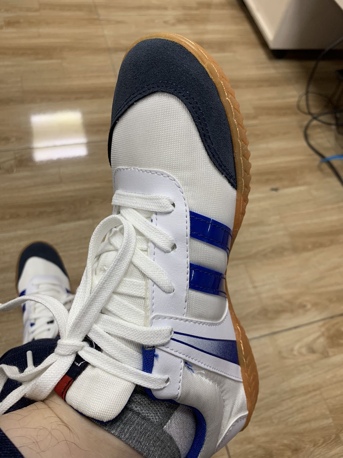 giày đẹp phết các ông ạ, lúc tôi đặt hàng Tiki báo đơn hàng lỗi, tôi đặt nhầm Size 37 mà ko hủy được, xong tôi nhắn qua Shop shop bảo a lấy size nào e gửi size đấy cho, thế là tôi lấy size 41, bình thường tôi đi giày toàn 42 mới vừa nhưng đôi này 41 đi thấy ôm chân, đi nhiều sẽ giãn ra là vừa.
đường chỉ may chắc chắn phết các ông ạ. 
Đánh giá 5 sao cho shop 😁