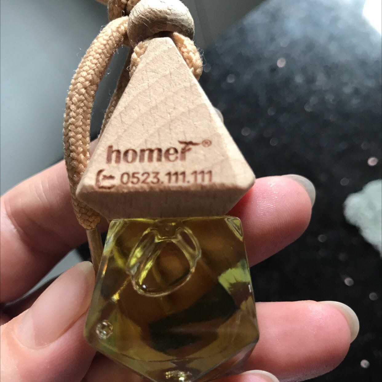 Sản phẩm khá thơm nhé, mình xịt đc nửa tiếng r vẫn thấy còn thơm, chai khá dễ xịt. Nắp hơi lỏng tí!!!