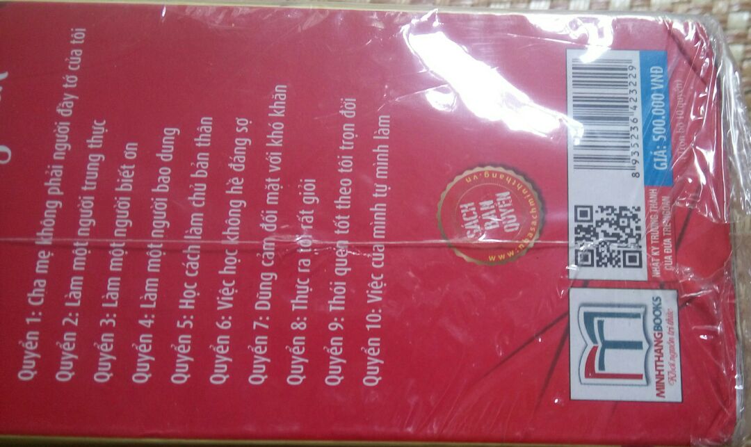 Mình đặt mua xong rồi mới nghe nói sách này nhiều chỗ bán sách giả lắm. Khi nhận hàng, thấy sách của shop là sách chuẩn, còn nguyên màng bọc, có bản quyền của nhà sách Minh Thắng và nxb Dân trí. Các chỗ bán sách giả in là nxb Thanh Niên, bìa ngoài thì giống nhưng nội dung bên trong hoàn toàn khác, thậm chí có chỗ còn không in màu mà là sách photo, mọi người cần lưu ý.
Nhưng trừ shop 1* vì chỉ bọc 1 lớp nilông ở ngoài, khi vận chuyển bị móp hết hộp.