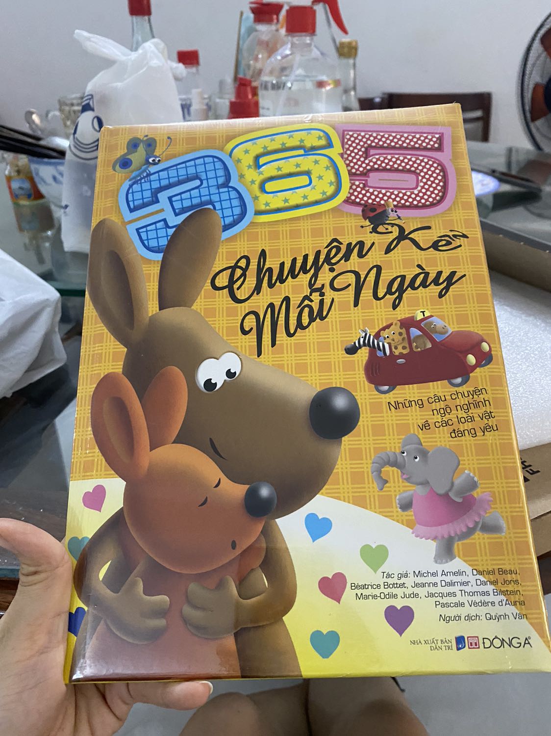 Giao hàng nhanh chóng, sách hay giá rất tốt hơn ngoài cửa hàng