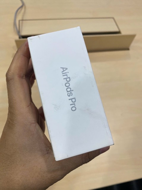 Vỏ hộp quá bẩn. Ngoại quan không đáng tin chút nào đây là sản phẩm mới, chính hãng.