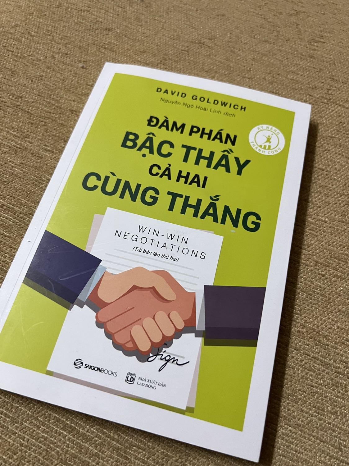 Giao hàng siêu nhanh. Sách đẹp và gọn gàng. 
Các thông tin xoay quay trước, trong và sau đàm phán được đề cập. Đọc và nghĩ kĩ để áp dụng trong thực tế