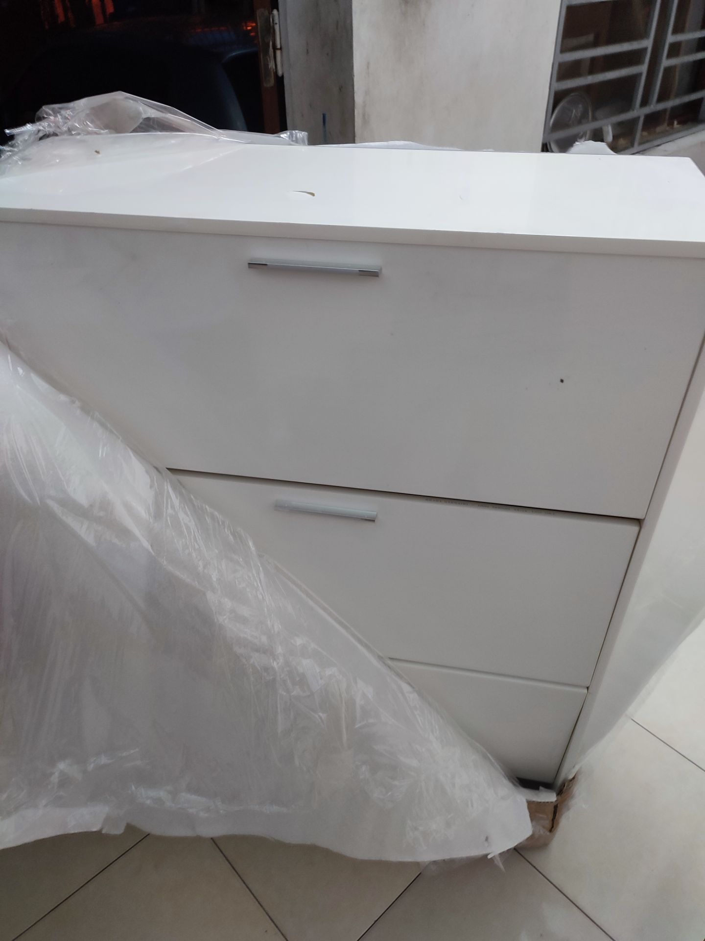 tôi không đồng ý mua chiếc tủ này hàng cũ vết vỡ khá lậu rôi