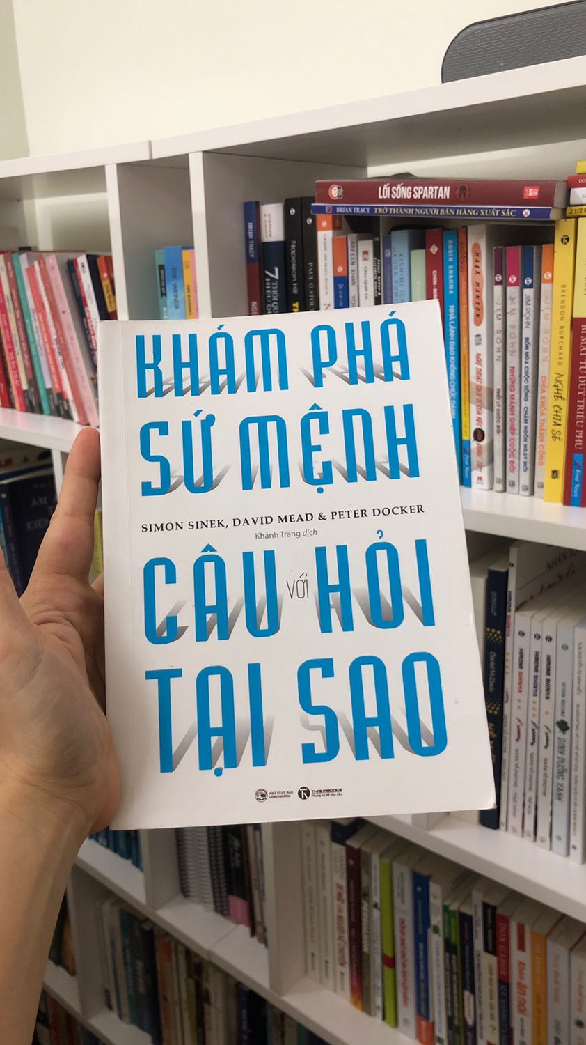 Tác giả Simon Sinek với Bắt đầu bằng câu hỏi tại sao là tác giả Thuỷ yêu thích.
Nên khi nhìn thấy tác giả mình đã chọn mua luôn quyển này. Khám phá ra sứ mệnh của mình giúp cuộc sống có ý nghĩa hơn. Hồi trước mình còn không biết mình có quyền được lựa chọn một cuộc sống khác, nên cứ bình thản an phận sống qua ngày. Khi hiểu được sứ mệnh của mình, mình có quyền chọn cuộc sống mà mình mơ ước