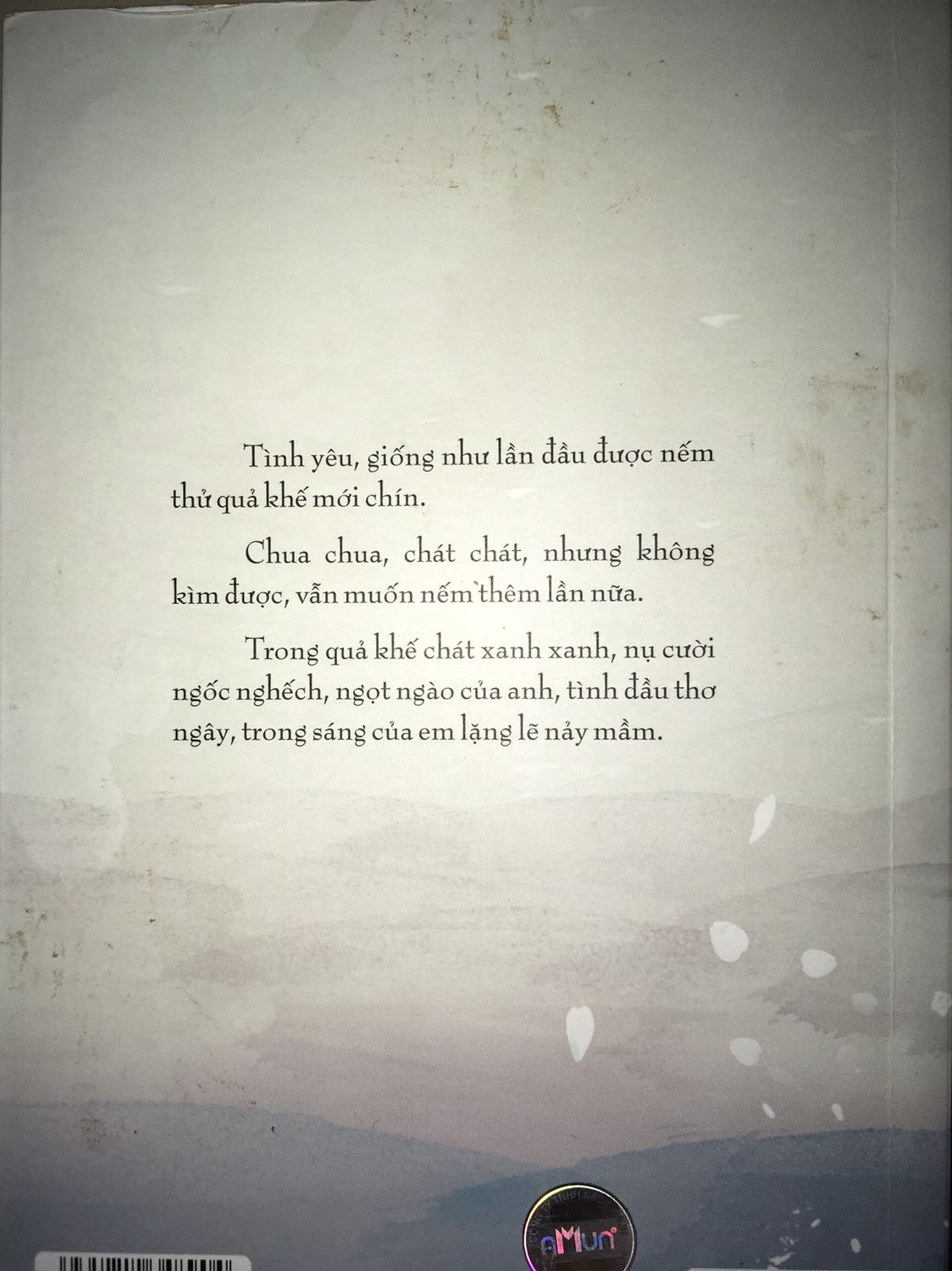 Sách khi mình nhận về tuy bên ngoài sách có một bìa bao nilông nhưng mình vẫn không hiểu tại sao sách lại có nhiều vết dơ và trên trang cuối còn muốn bị rách nhẹ rất giống sách cũ nội dung sách thì mình chưa biết ntn nhưng với sách giao về như thế này thì thật sự thất vọng.