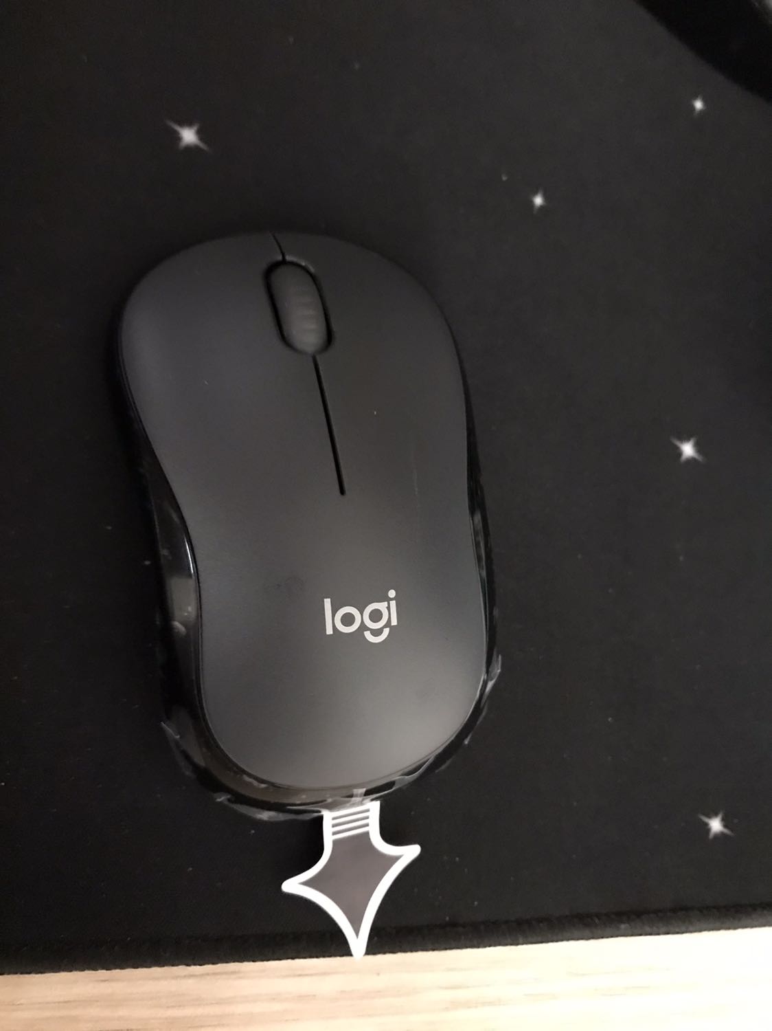 Đặt 13h50 mà 14h30 đã giao, nhanh như chớp, hàng niêm phong đầy đủ mới tinh, *** thử thấy chuột nhạy, bền hay ko thì sử dụng lâu mới biết, trc đây mua siêu thị con logitech B1000 có dây 29k mà dùng 5 năm rồi vẫn ổn, giờ thay bằng loại ko dây cho đỡ vướng víu