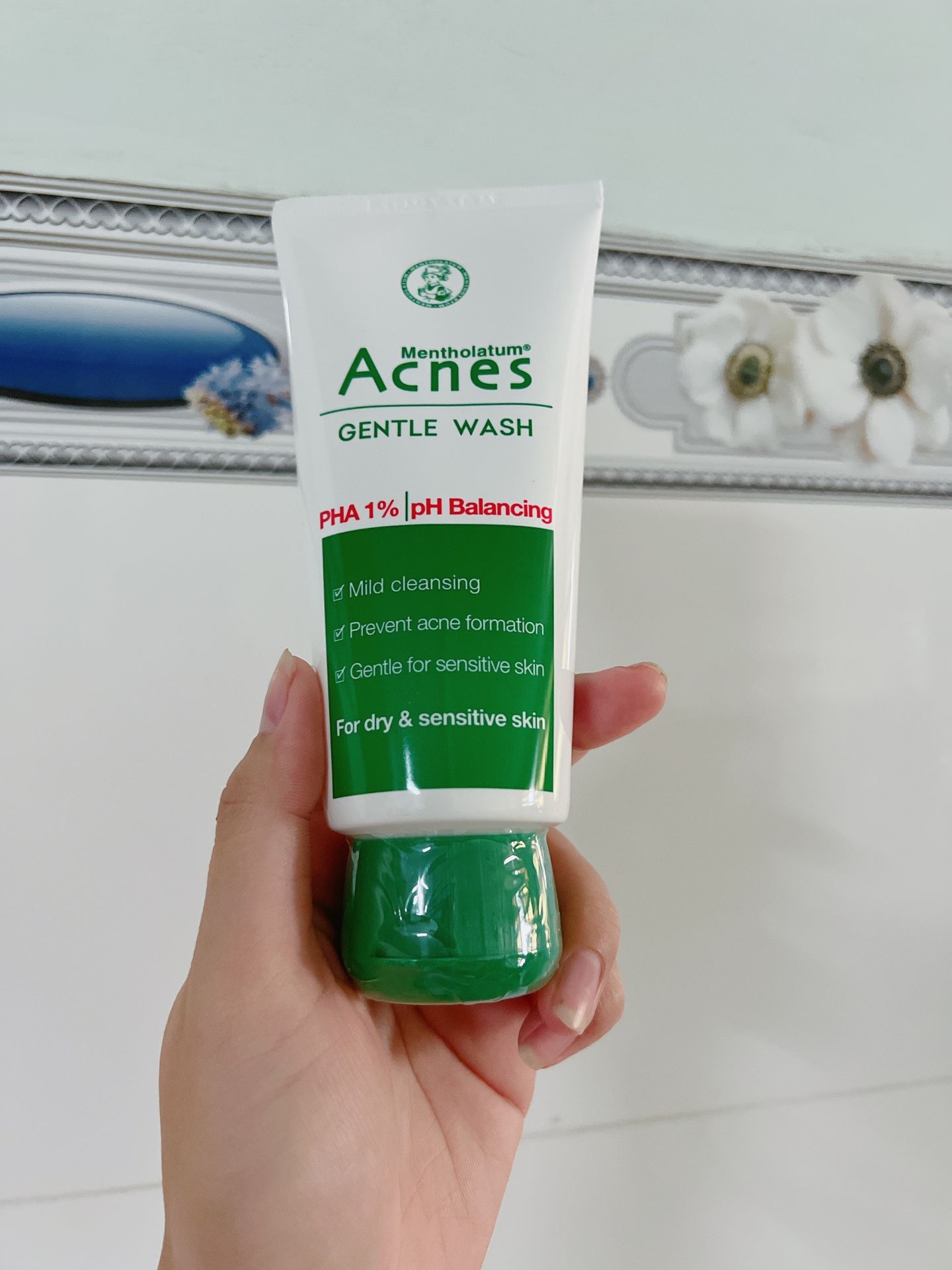 Lần đầu mua theo review trên mạng.. thì hên là hàng xịn! Tuýp nhỏ hơn mình tưởng, mà cũng đúng thôi 1 tuýp có mấy chục ngàn à. Rút kinh nghiệm lần sau sẽ mua nhiều hơn để dành xài Lần đầu mua theo review trên mạng.. thì hên là hàng xịn! Tuýp nhỏ hơn mình tưởng, mà cũng đúng thôi 1 tuýp có mấy chục ngàn à. Rút kinh nghiệm lần sau sẽ mua nhiều hơn để dành xài