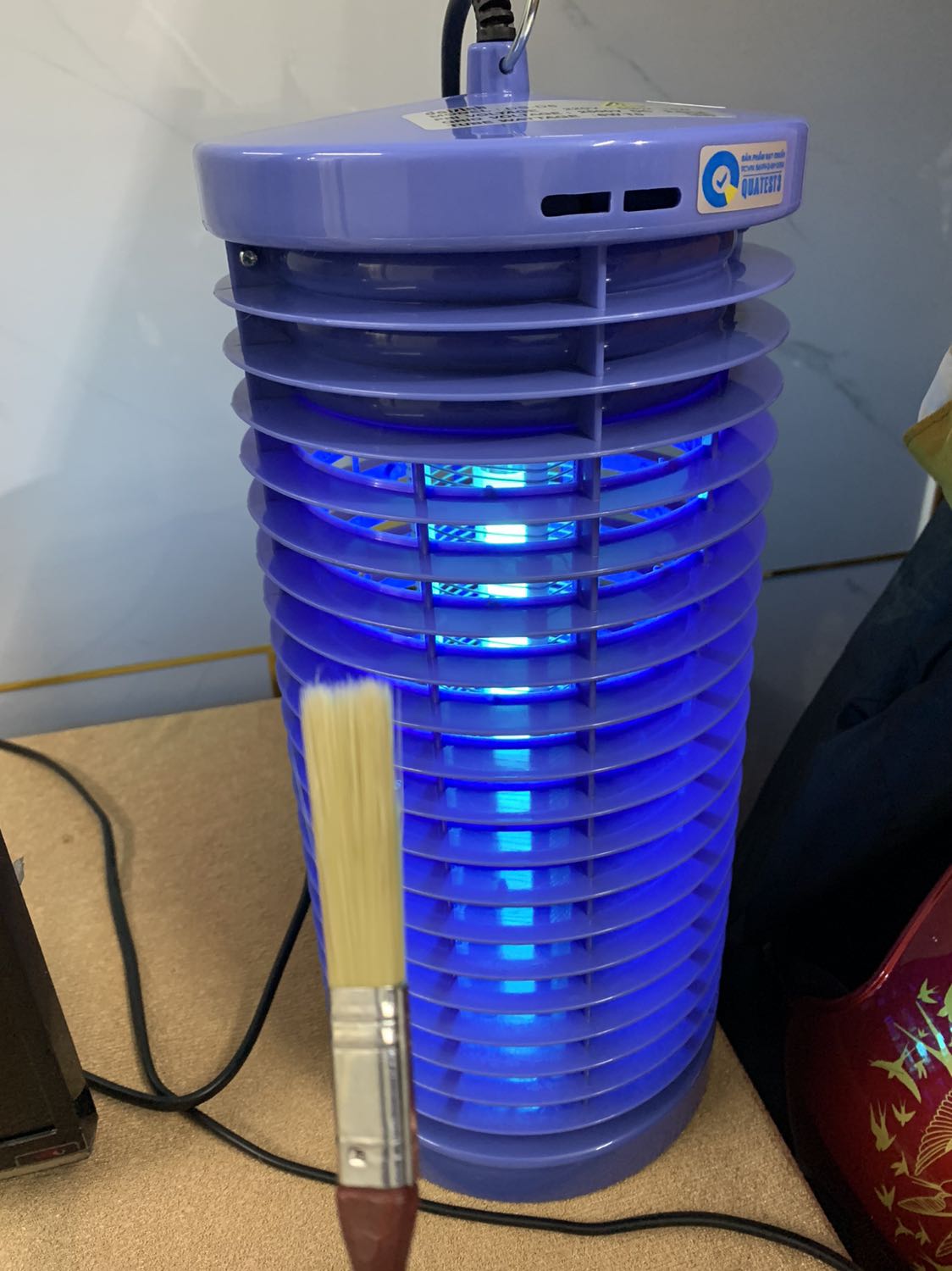 Nhà bố vợ đã từng dùng đèn này từ 2016 rồi. Nên nhớ y chang nó. Nay lướt Tiki thấy bán. Tiện thể dạo này Sài gòn mưa rồi nên nhà muỗi cũng nhiều vô kể.

Điểm cộng:
- Dễ sử dụng, HDSD đầy đủ, sử dụng bóng Philips chất lượng thì yên tâm. Khả năng bắt muỗi có vẻ ổn do cũng từng thấy hiệu quả bên bố vợ (Nãy đang xem phim nghe lẹt đẹt luôn :v)

- Chế độ bảo hành: Của Hãng là 6 tháng mà có chat với Shop & nội dung mô tả thì thấy Vũ Gia tặng thêm 2 tháng bảo hành là 8 tháng >> OK 

- Nhựa chống cháy: Lúc đầu cũng thắc mắc chỗ này. Nhưng khi tìm hiểu thì gọi là hạn chế ở mức an toàn >> OK

Điểm lăn tăn: Giá thành hơi cao chút so với các thương hiệu khác. Nhưng được cái giao nhanh & freeship. Qua tìm hiểu thì mình thấy có vẻ xứng đáng. Vì thấy giá này cũng 5-6 năm nay chỉ có giảm nhẹ >> OK 

Tóm lại: Nhà có cái vợt muỗi rồi nhưng hay hư vẫn mua thêm 1 cái kiêm luôn đèn ngủ :))

Hình ảnh thực tế sau 1 tuần sử dụng. Quá tuyệt vời.
Vote 5 sao cho sản phẩm & shop nhé.