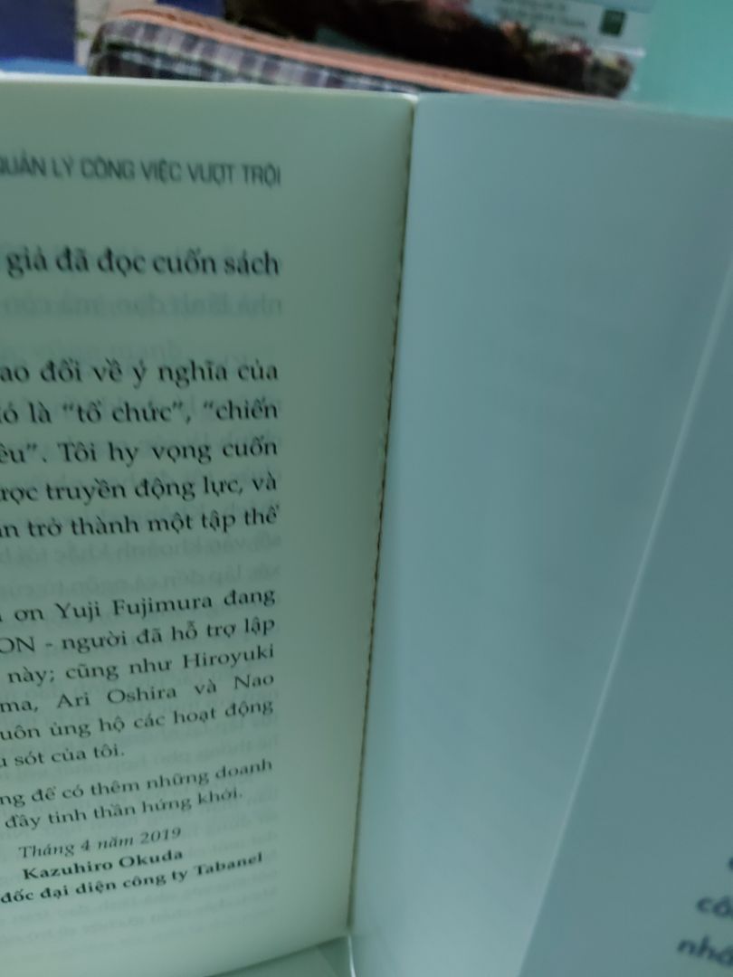 Chào Tiki,
Mình mua 9 quyển sách khác nhau (đều trên Tiki). Cũng tin tưởng và kỳ vọng ở Tiki lắm. Nhưng khi nhận được thì 9 quyển được để hời hợt trong 1 cái hộp carton. Cũng hụt hẫng nhưng tự nhủ quan trọng sách còn nguyên là được. (Do lúc đó bận việc nên cũng quên chụp ảnh lại).
Về nâng niu, chưa dám lật mạnh thì đã rớt trang trong quyển OKR. 
Yêu cầu tiki nghiêm túc xem lại chất lượng và tiến hành đổi trả lại giúp mình. 
Xin cảm ơn!