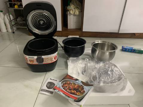 Mua hôm sale giảm còn 4,3 triệu . Mình ngắm cái này vì có chức năng xả áp suất tự động cho an toàn, không phải ấn xả như các nồi khác, tiền nào của đó. Mới nấu thử cơm chiên trứng thấy oki, thấy nồi to vậy chứ nấu nướng đa năng, gọn gàng hơn. Nồi có 2 cái ruột nồi 1 cái mình nấu cơm, một cái mình nấu thức ăn khá tiện. Mà cho hỏi làm sao để kích hoạt bảo hành. Mình không thấy có phiếu bảo hành đi kèm. Tiki và Tefal vui lòng hỗ trợ kích hoạt bảo hành giúp mình.