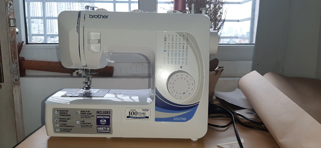 Giao hàng siêu nhanh, đang ngủ bị dựng dậy lấy hàng ?
Đóng gói cẩn thận. 
Máy chạy tốt, không trục trặc gì. May vải len và ren trơn chu. 
Hướng dẫn sử dụng bằng video và sách rất dễ hiểu và tường tận. 
Nói chung không có gì để chê trừ việc kích hoạt bảo hành hơi lằng nhằng ?