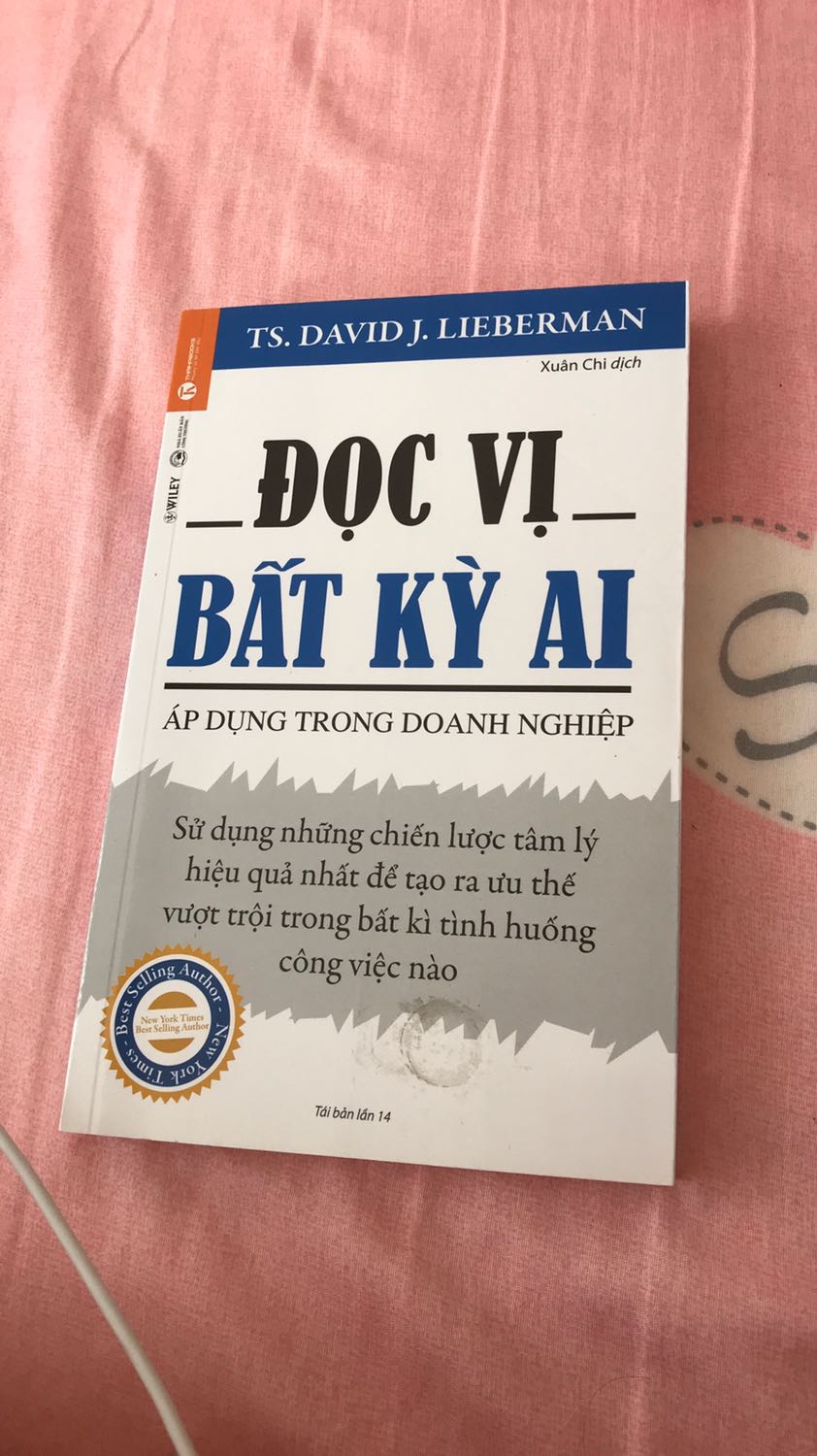 Tikinow giao hàng nhanh trong Tết, sách giấy dày, nội dung hay phù hợp cấp độ quản lý, giúp cải thiện tư duy, trình bày theo mục rõ ràng. Tuy nhiên về phần hình thức thì có phần dơ ngay bìa không chùi được, có vệt hằn, gáy sách bị dơ.