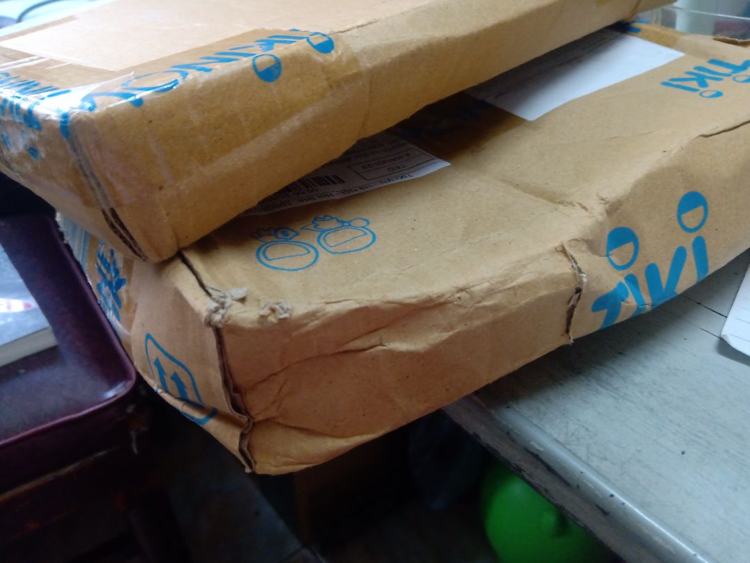 lúc giao đến hộp rách nát, còn bị thủng lỗ?
sách bị bẩn (mốc?) đôi chút