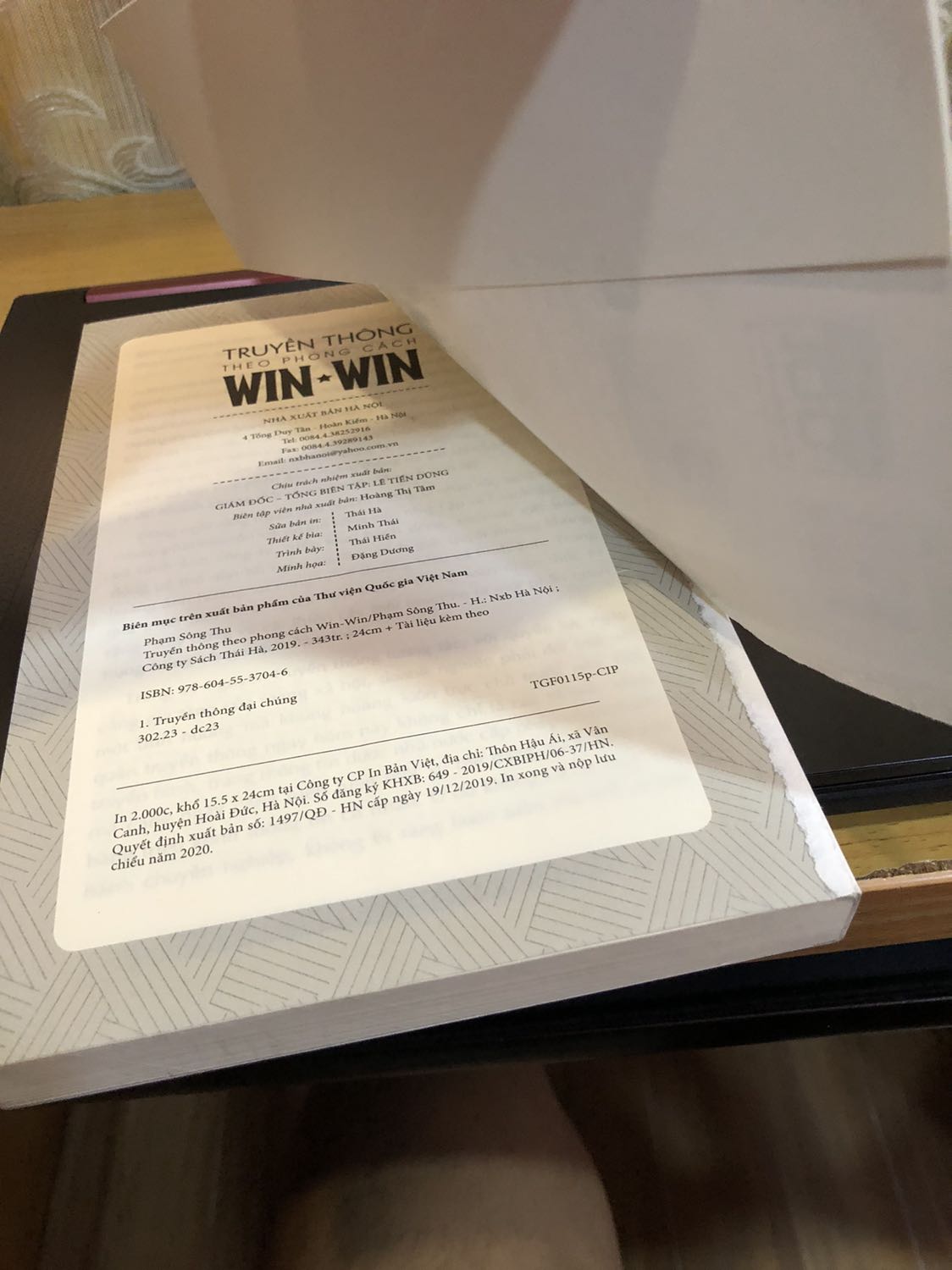 Sách bị rách ở phía mặt sau.