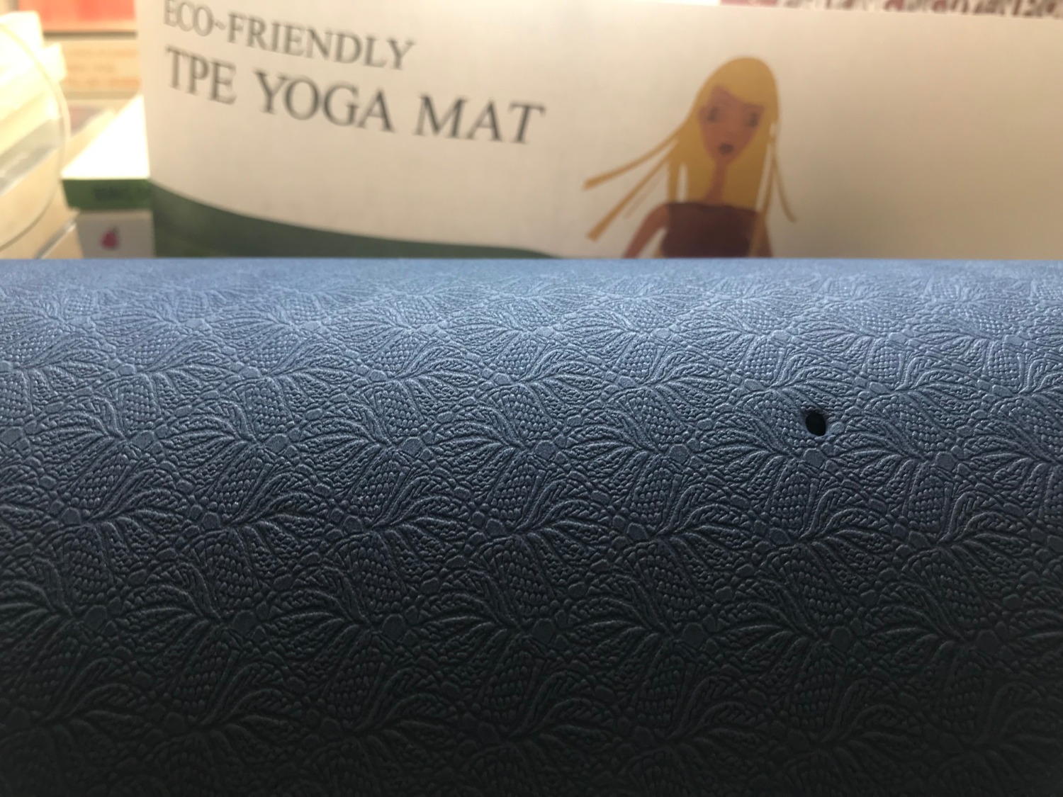 Mình chọn giao hàng nhanh 3h, bạn giao hàng xin phép giao hôm sau, vì không gấp nên không vấn đề gì. Thảm dày và mới tuy nhiên bị vài lỗi nhỏ. Có lẽ đây là những sản phẩm bị lỗi nhỏ nên được bán với giá rẻ. Ai cầu toàn thì nên xem xét vấn đề này. Sản phẩm được đóng gói chắc chắn. Sản phẩm mình mua được cung cấp bởi "Lucky day shop" nhé