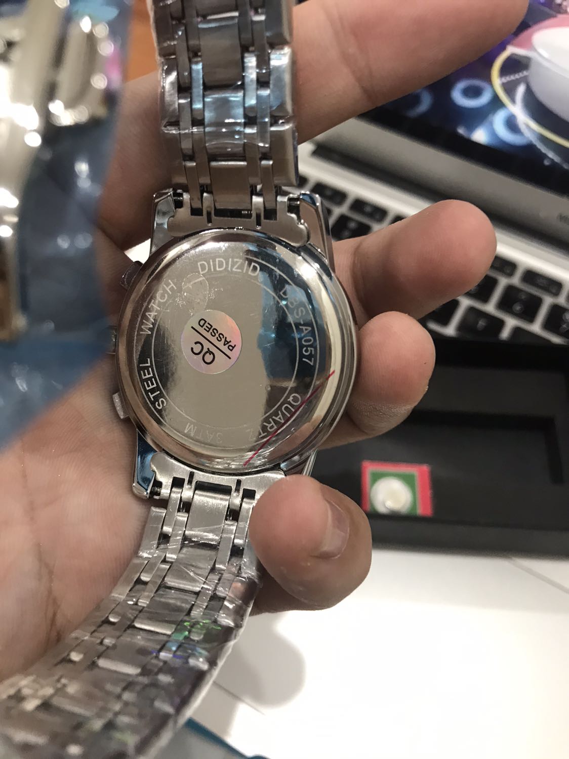 Sản phẩm đẹp như hình, đồng hồ chắc chắn đường nét tỷ mỉ. Nặng và chắc chắn lắm. Shop đóng gói chắc chắn đầy đủ hộp và thẻ bảo hành, còn ưu ái tặng thêm pin nửa.rất đáng tiền viên pin co thể dự phòng sau này thay đỡ tốn kém chi phí. Shop rất tỷ mỹ về sản phẩm tôi rất hài lòng, năm sao cho sản phẩm của shop nhé, tuyệt vời