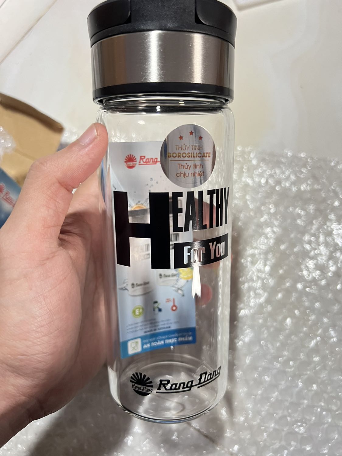 Tiki giao hàng nhanh hơn dự kiến đấy :))
Sản phẩm đơn giản, trang nhã và tiện dụng
Cái vòng tròn trên nắp chỉ làm điểm nhấn cho sản phẩm thôi nha mọi người. Nói chung phù hợp để mang nước vào văn phòng là mình ok rồi ::)