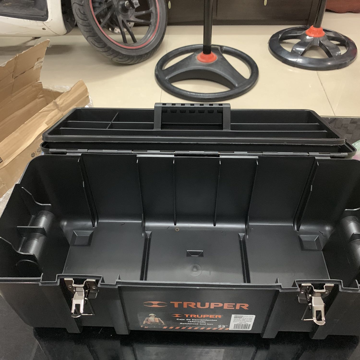 Made in Mexico 
Chất liệu nhựa nhám, hình thức ok, kích thước to rộng, có khay nhỏ tiện để đồ ốc vít
Mn nên mua