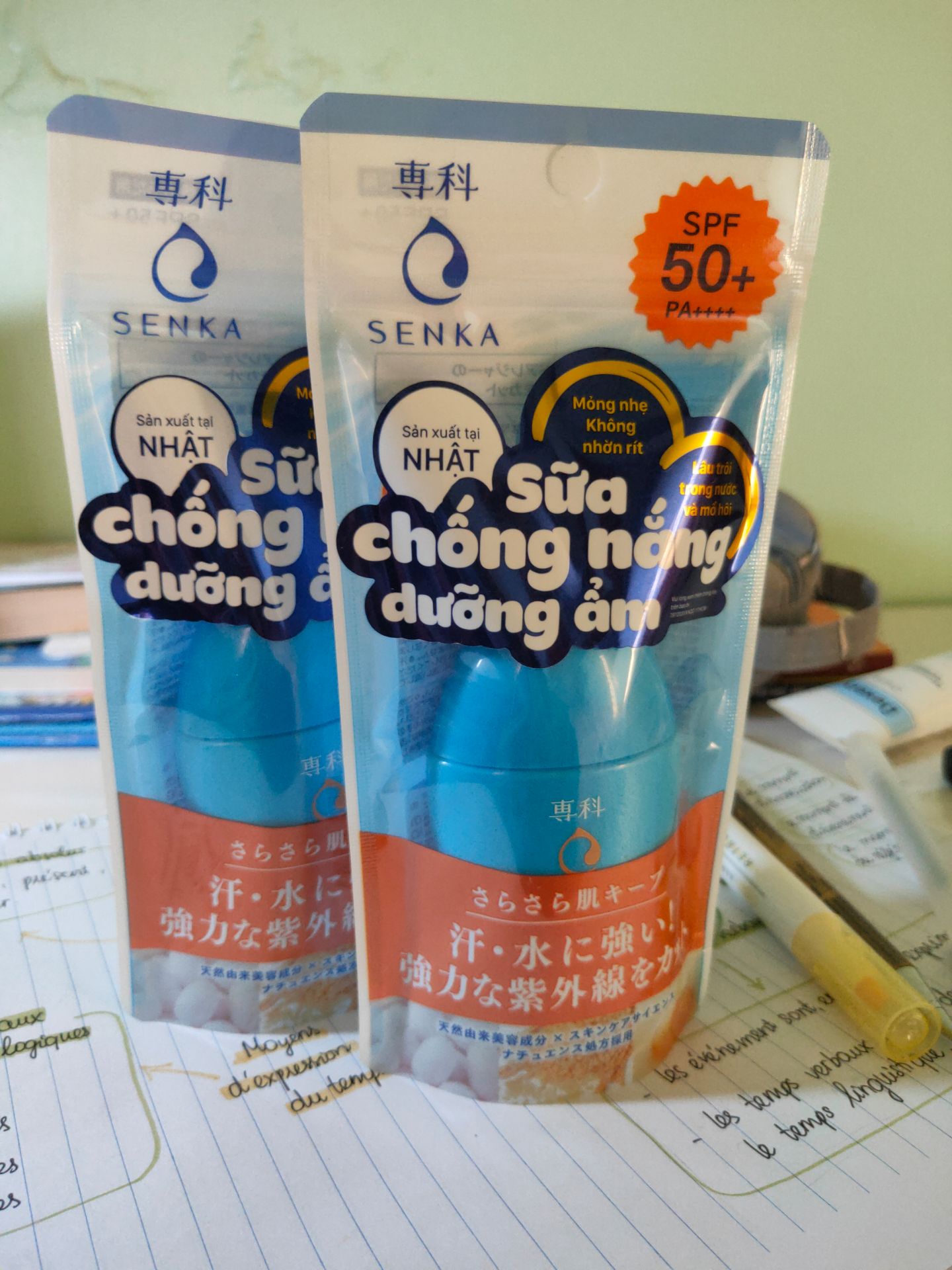 thấy sale mua 1+1 nên chốt luôn k nghĩ ngợi gì. ngày trước cũng dùng 2 lần rồi mình rất thích nma dung tích hơi nhỏ nên nhanh hết. đợt này sale rẻ nên mừng húm. chất kem mỏng nhẹ thoa xong trên da có lớp màng mượt như phấn ý, có nâng tone 1 tí