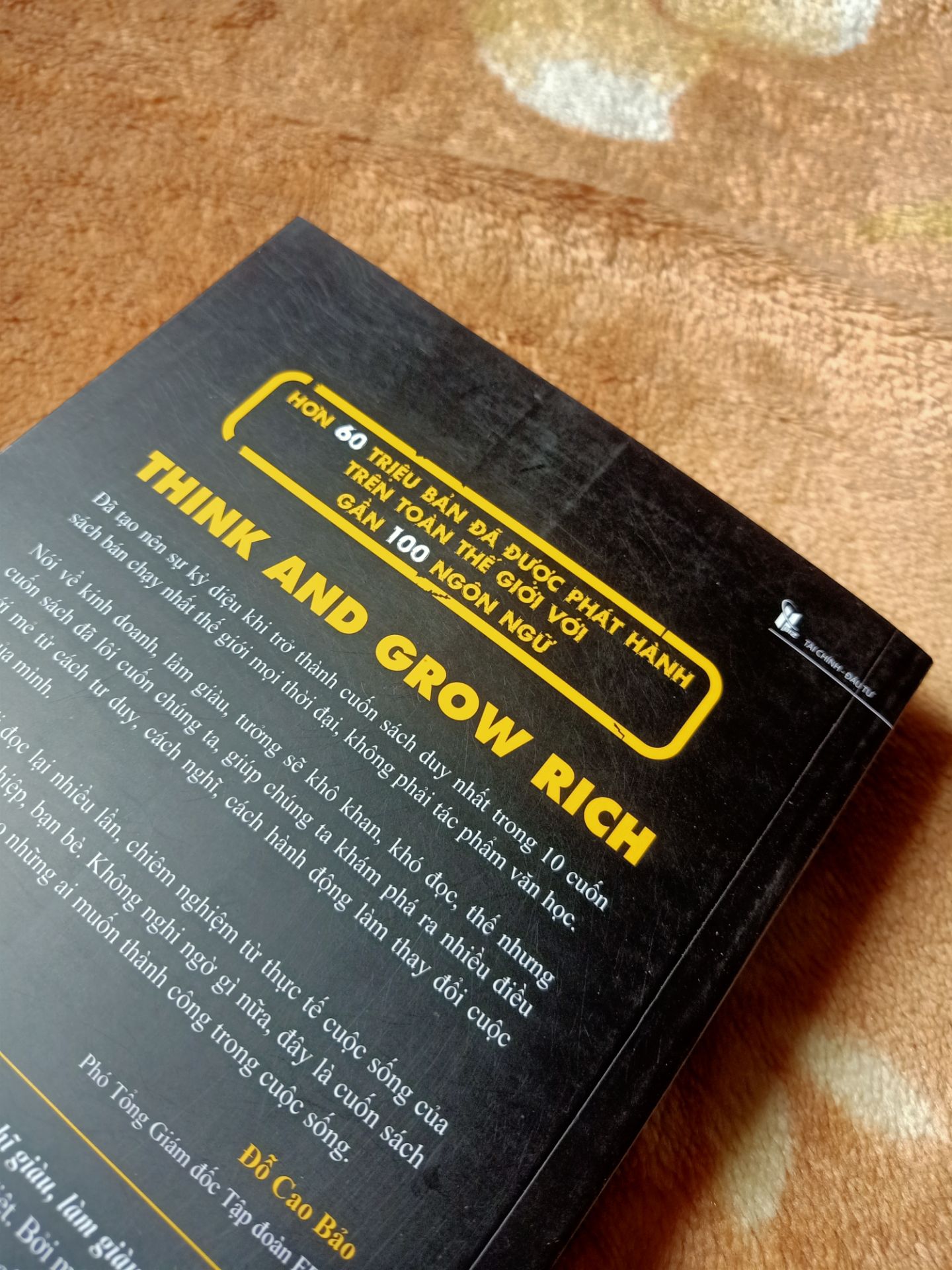Tiki giao hàng nhanh, vẫn là đóng gói trong hộp giấy thôi, tuy nhiên sách hơn bẩn ở bên ngoài, ko có bọc nilon. Sách mk mua đọc thì ko sao, nhưng mk mang đi tặng nên rất ái ngại, may là mk xịt cồn và lau đi đc, bên trong sách thì ko có vấn đề gì.
Nội dung cuốn sách này thì ko có gì phải bàn rồi, rất nên đọc để phát triển hơn về bản thân.