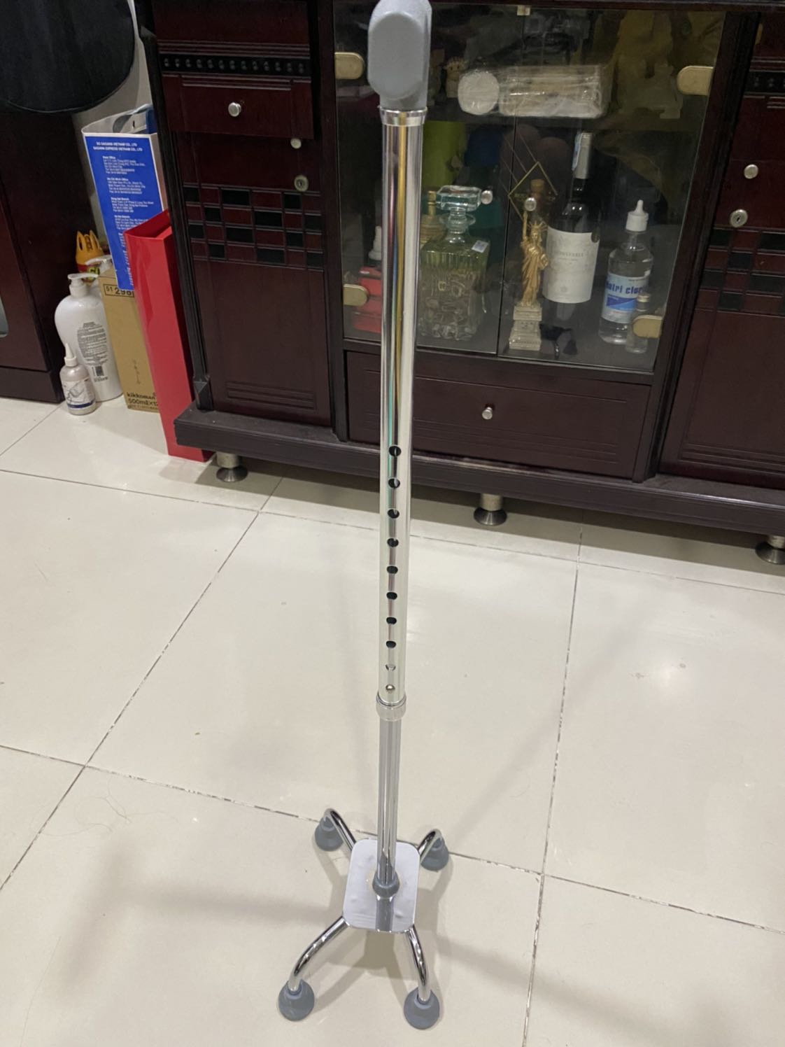 Hàng giao nhanh nhưng không giống mẫu đã đặt (4 chân đều nhau quanh vòng tròn), gậy mình nhận chân đế bị lệch bên ngắn bên dài, cho hỏi đây là lỗi hay NSX chủ tâm thiết kế như vậy ah, lại cập kênh ko chắc nữa.
Thật sự là ko yên tâm khi sử dụng cây gậy này. 
Tiki có thể đổi hàng không ah. 
Cám ơn Tiki