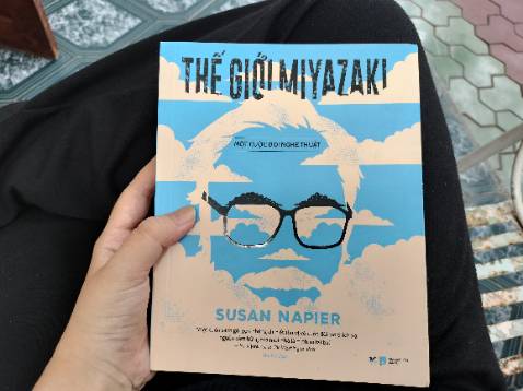 Khổ sách nhỏ hơn mình nghĩ, xoè cả bàn tay là ôm trọn. Còn lại thì tốt tốt, ngoài hình đen trắng ở từng chương (về các bộ phim dấu mốc của Miyazaki), thì còn có một tập hợp ảnh màu ở giữa sách~ bạn nào mê Ghibli hay muốn đi vào vào thế giới phim của Ghibli thì nên mua cuốn này nhen.