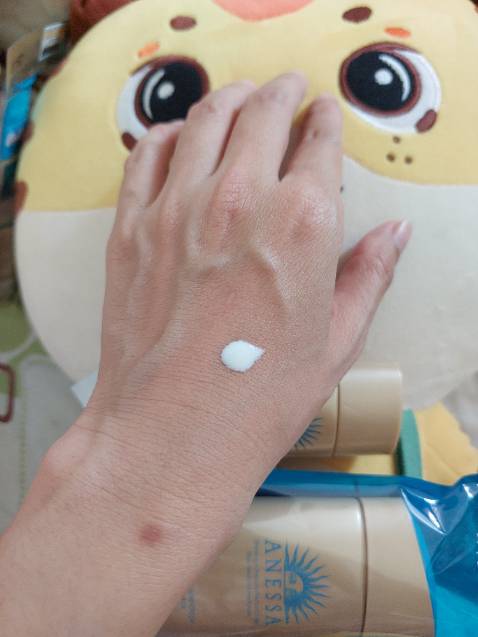 Hàng tốt. Thấm nhanh. Da mình nhạy cảm, dễ nổi mụn. Chỉ hợp với KCN Anessa. Nhiều hôm quên tẩy trang mà hôm sau ko bị nổi mụn. Giao hàng tốc độ tên lửa 🤣