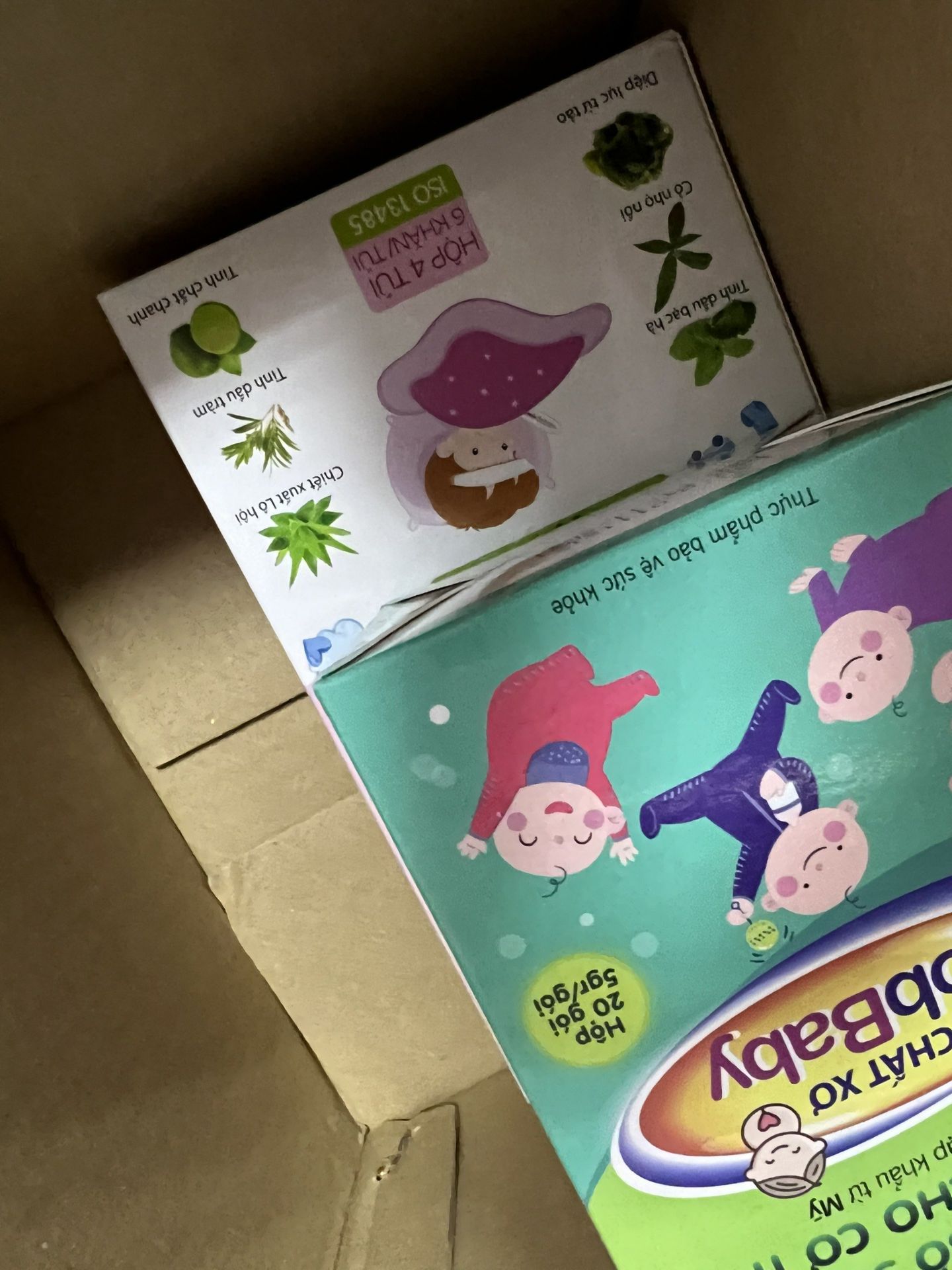 thấy quảng cáo cũng ok phết nên mua về thử, dùng trong lúc bé đang sốt cũng tiện lắm nha, dùng xong quăng luôn ko cần phải rửa phơi lại