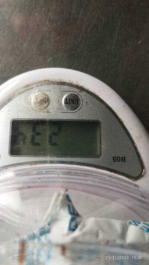 Cực kỳ dở tệ bà con chú ý sản phẩm này nó bán vỏ hộp ăn tiền rao bán 500 g hạt điều mà cái vỏ hết 234 g rồi