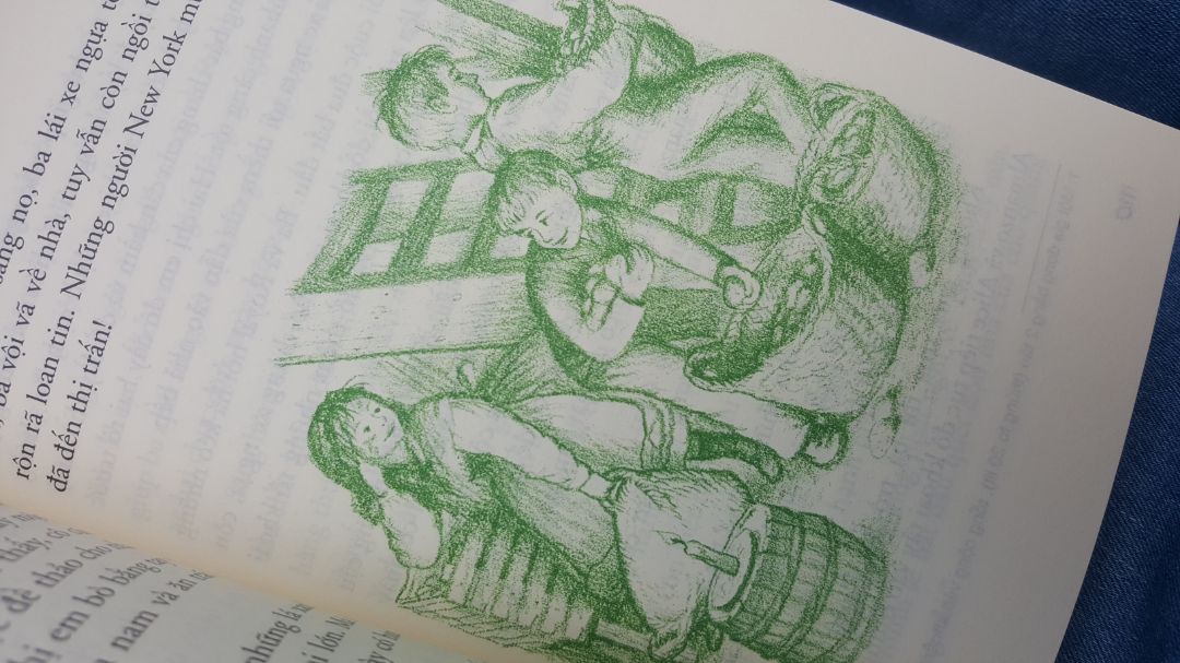 Về hình thức: sách giao đến tay mình trong tình trạng hoàn hảo, chất liệu giấy rất dày dặn.

Về nội dung: tập 2 là một tập mình rất thích trong toàn series Ngôi nhà nhỏ trên thảo nguyên. Ở tập này, mình rất ấn tượng với quá trình mà gia đình Ingalls phải xây dựng cuộc sống từ đầu trên mảnh đất của người da đỏ và cái cách mà những cô cậu nhỏ tìm thấy niềm vui cho bản thân trong những tháng ngày vất vả đó. Tập 2 này truyền tải rất rõ sức mạnh của một gia đình được xây dựng trên nền tảng đạo đức vững chắc giữa tất cả các thành viên.