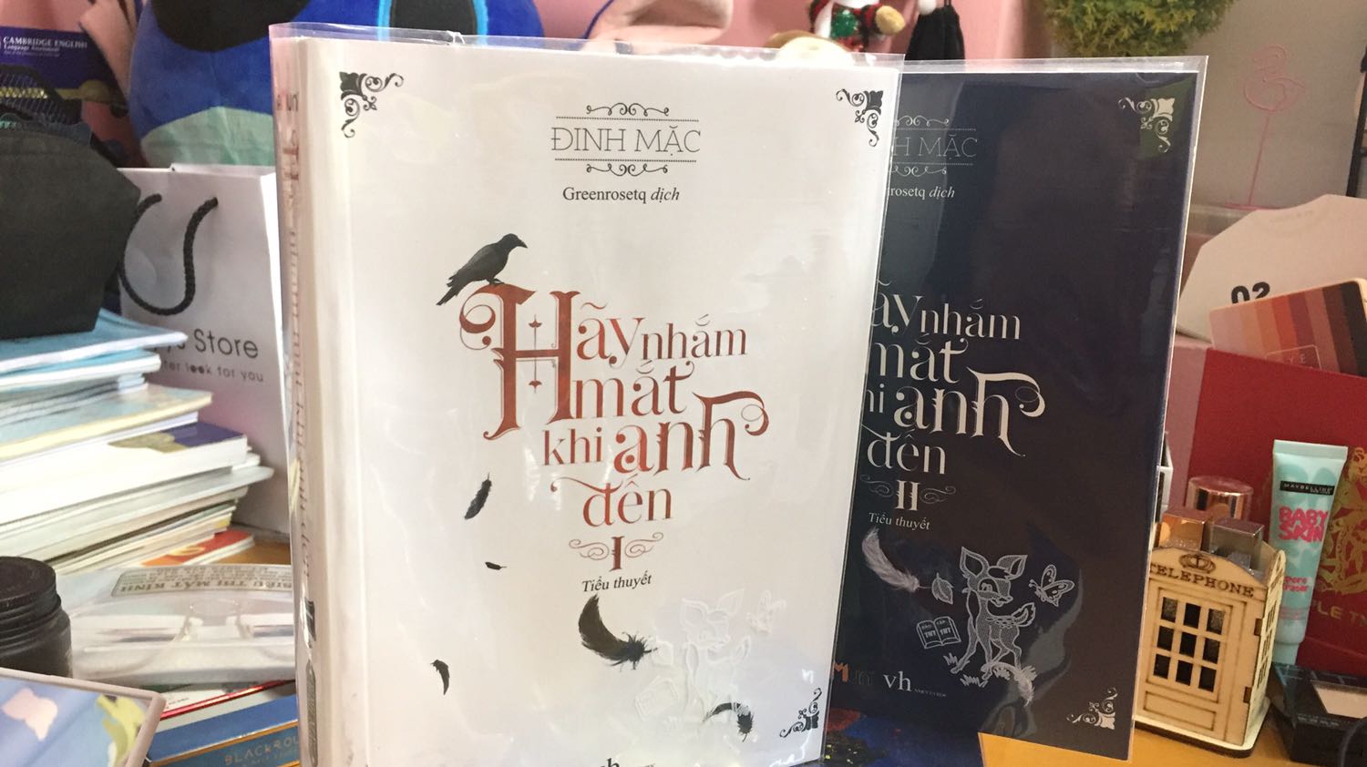 Tình hình là e mua 2 cuốn Hãy nhắm mắt khi anh đến, ship rất nhanh luôn ạ, e đặt tầm 9h tối đêm qua mà sáng nay đã nhận đc rồi. Cuốn 2 không có gì chê cả nhưng mà vấn đề nằm ở cuốn 1. Em nhận sách thì thấy bìa sách bong keo sắp tách ra khỏi sách luôn ạ, mấy chục trang đầu còn bị lỗi như hình e đã chụp khá khó chịu, bìa sách thì khá dơ, có thể do mực bị lem nên em không lau được. Ngoài 1 chút vđ như vậy thì tất cả mọi thứ còn lại đều ok hết.