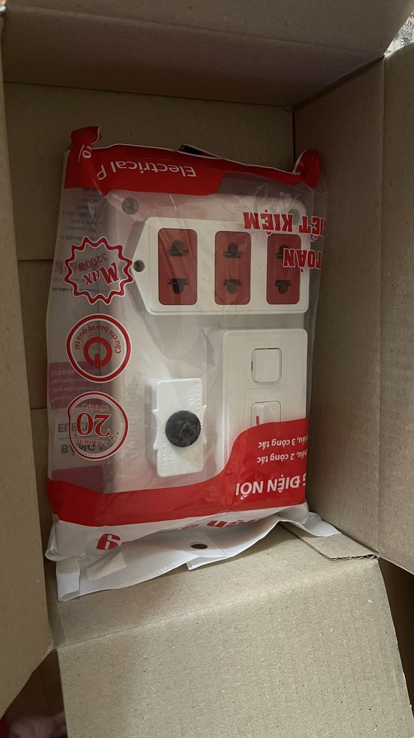 Tất cả đều chắc chắn đẹp, nhưng không hài lòng mới nhận hàng mà nắp của nút bên cạnh đã rơi ra, không thể gắn dính vào được, dây điện công suất thấp nếu đung thiết bị công suất cao phải thay dây. Nắp đậy không được vui lòng đổi lại cho tôi.