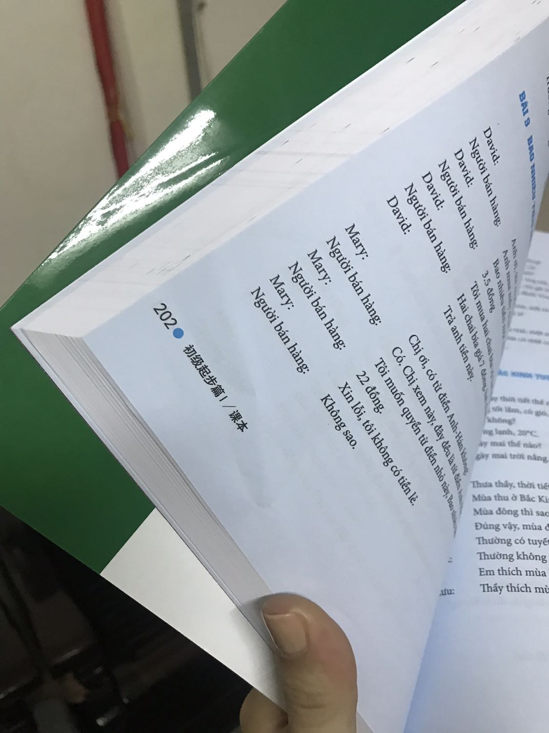 Mình đặt sách hôm 7/12, cuốn giáo trình này và 1 cuốn tập viết. Sau đó Tiki đột ngột thông báo thay đổi đơn hàng bằng email, nhưng không nói là vấn đề gì. Lúc coi hoá đơn giao hàng mình mới biết chỉ còn 1 cuốn giáo trình. Hôm nay mình nhờ người nhà lấy sách giùm, người nhà không kiểm tra kĩ. Về mở ra thì như thế này. Nhưng mình tải app về sử dụng được. 
Mình còn 1 cuốn tập viết, không biết có được giao hay không. 
Mấy lần trước đặt sách tại Tiki không bị như thế này.