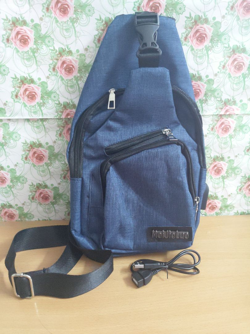 Ngăn thứ 2 khoá hẹp khi cho đồ vào khó và lấy đồ ra rất khó khăn vì k cho tay vào hẳn bên trong được, đường may rập khoá vào túi  hơi rộng lên khi kéo khoá có thể bị mắc vào..