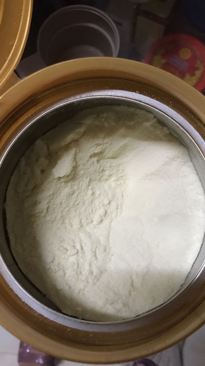 Lần đầu cho con uống sữa này. Sữa date 10/2023 nhưng mình mở ra thì thấy sữa hơi ẩm  không được khô tơi như sữa Meiji con mình hay uống. Không biết là loại sữa này thế hay nó bị ẩm.