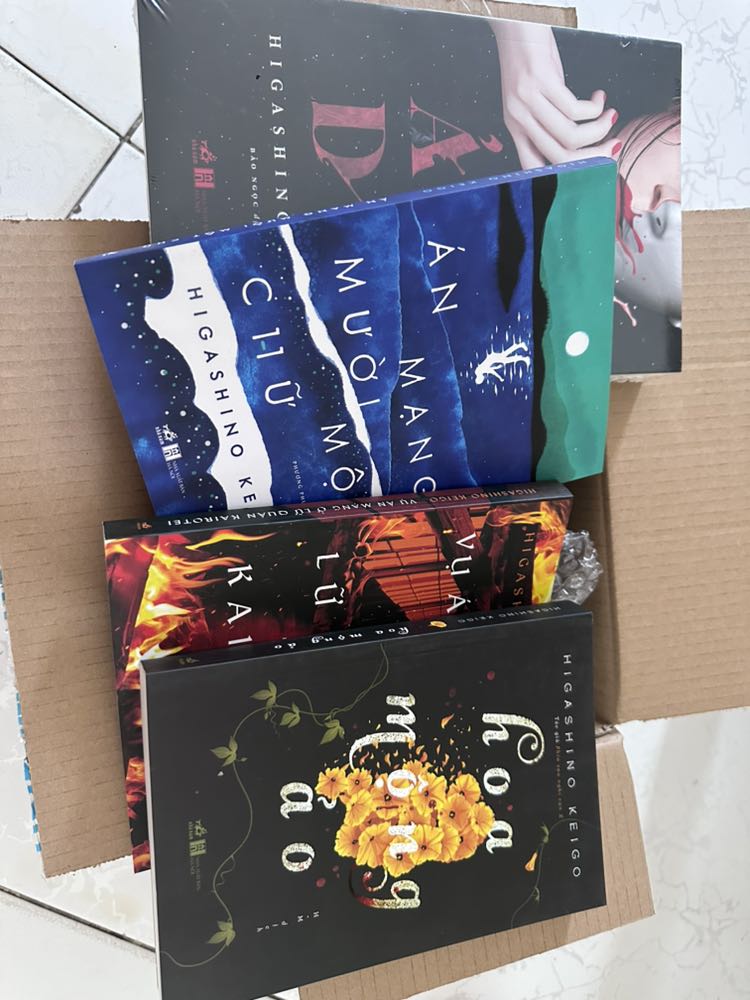 Mình là fan của Higashino Keigo, đang tìm đọc hết tất cả những tác phẩm đã dịch ra tiếng Việt của ông. Sách mới đẹp, đóng gói cẩn thận. Tiki giao hàng siêu nhanh. 5 sao không có nhưng.
