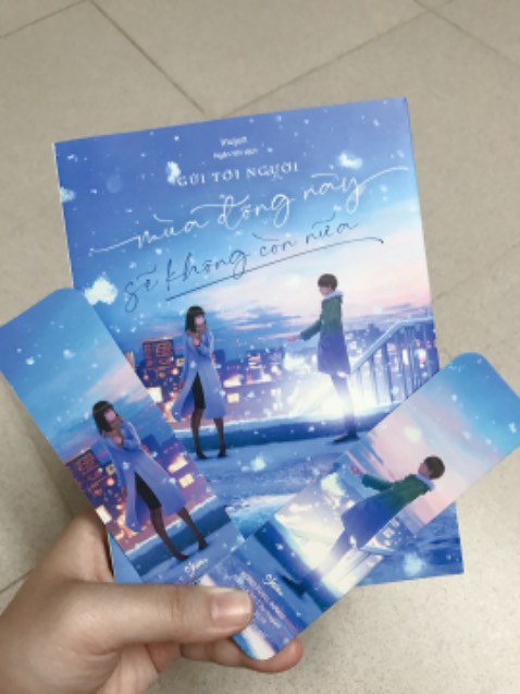 Giao hàng nhanh. Đóng gói cẩn thận. Truyện siêu xinh, chiếc bìa áo nhìn là muốn mua rồi, lúc nhận hàng hơi bất ngờ vì truyện là size nhỏ 13x18, mà tính mình thì lại thích mấy cuốn nhỏ nhỏ thế này. Chưa đọc nên ko biết nội dung ra sao, nhưng về cảm quan lần đầu mua truyện Nhật thì mình vẫn rất ưng ý 💕💕 Nên mua nên mua nhé 😚