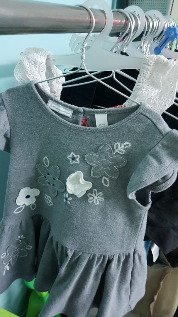 Móc & thanh ngang làm quá gần nhau mà lại ko có độ dốc! Chỉ là 1 thanh ngang treo lên vậy thôi nên móc đồ vào rất khó treo!! Mình có đính kèm hình ảnh đó! Nếu đem ra dây phơi đồ thì lại càng khó kẹp vì đầu móc nó dẹp quá khổ! Khuyên các bạn nên mua móc nhôm chứ mua sp này chỉ sớm quăng thùng rác!
Ko biết Tiki có chính sách thanh lý hàng đã mua nhưng ko xài được? Chứ dạo này Tiki cho nhiều Doanh nghiệp vô bán hàng tào lao quá sức!