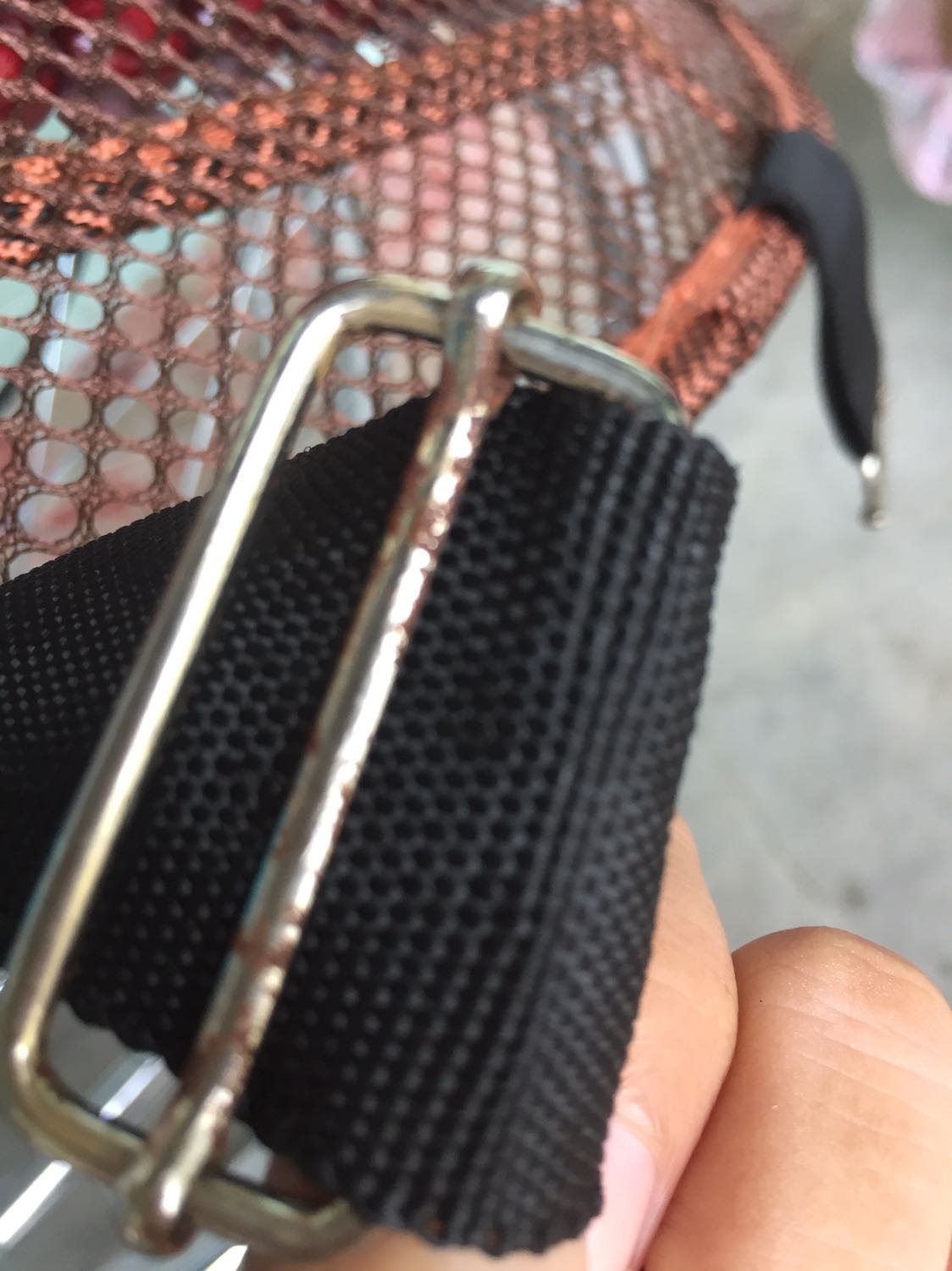 Giao sp rách, gỉ sét, tưởng rách thôi thì nghĩ có thể do vận chuyển thông cảm, mở ra xài thấy gỉ sét