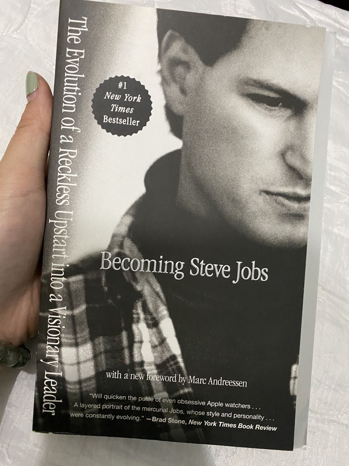 Sách viết về thần tượng, giờ mới dám mua bản tiếng anh đọc, vì trước mình học *** tiếng anh lắm. Sách bìa mềm, chữ in rất rõ ràng nhen. Thơm mùi giấy. Sách đóng gói cẩn thận không bị rách  hay cong góc. Nói chung là rất nên mua luôn.