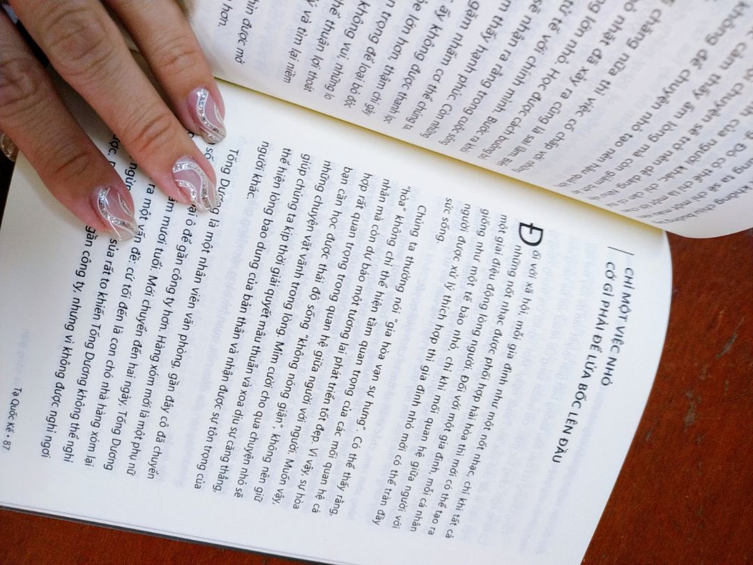 Sách hơi cũ nhưng vì mua giảm giá nên mình không đòi hỏi nhiều, mình đọc được 1/3 quyển rồi, nội dung cũng dễ hiểu và có nhiều câu chuyện liên hệ thực tế. Hy vọng sách sẽ giúp mình sống điềm tĩnh hơn, hạnh phúc hơn.