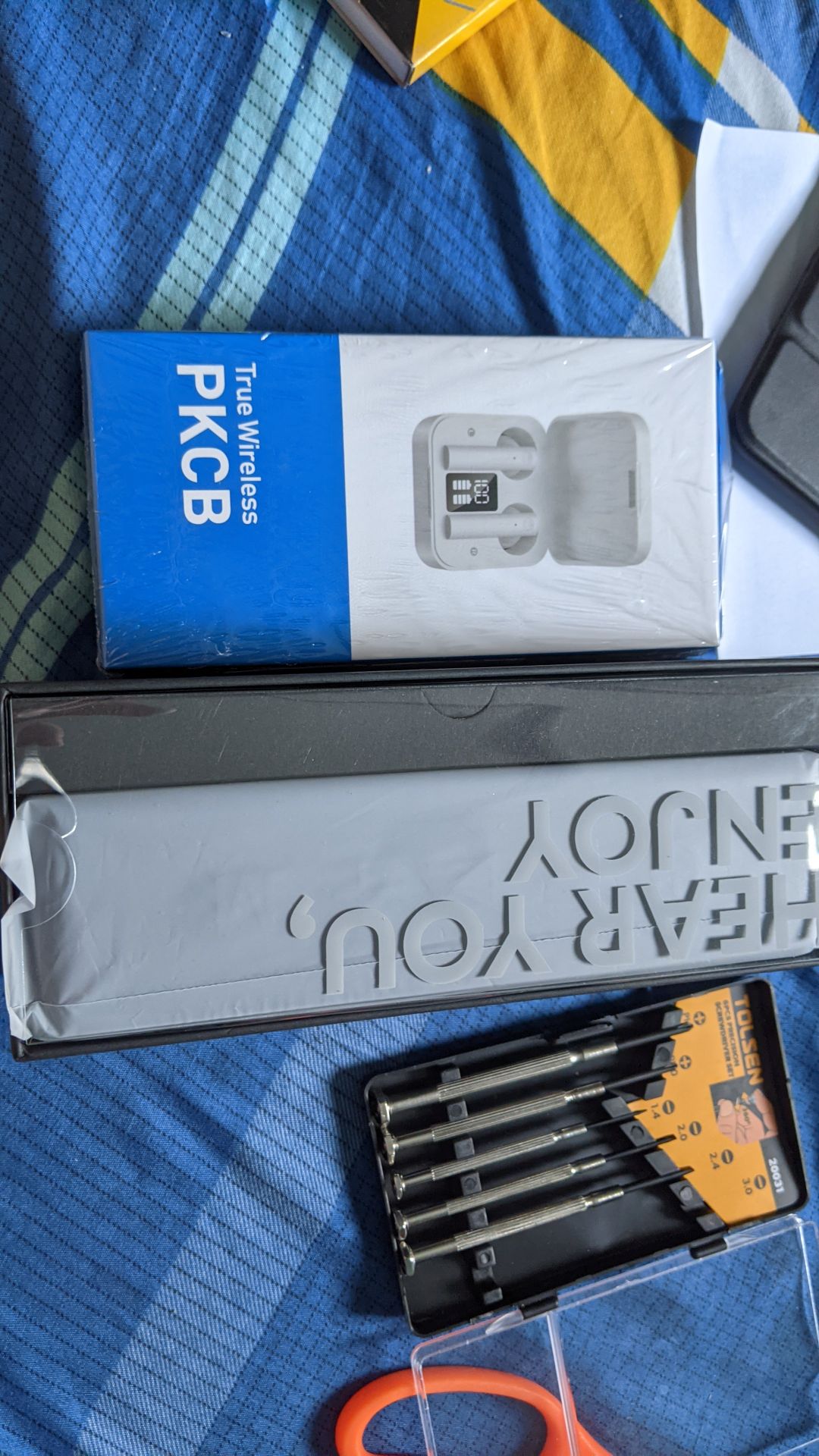 Hàng gói kỹ 
Nhưng có ai có thể giải thích giúp mình không. Dock sạc 100% sạc 2 tai nghe thì 15p hết pin dock sạc và tai nghe cũng chả đầy pin
- Sorry Shop buổi trưa chưa sạc dock sạc nhưng đã đánh giá quá vội. Sau khi sạc lại và nghe lại thì tôi có đánh giá như sau
+ Tai nghe ổn trong tầm giá 300K nhưng nếu để giá gốc 900K thì CỰC MẮC. Bass đầm, chất âm khá tốt, nhưng khi nghe bài nào vocal nặng sẽ rất chói và khó chịu 1 bên tai
+ Âm thanh siêu lớn luôn, âm lượng 50% của nó đã bằng 80% tai nghe khác. Pin để âm lượng 50% thì nghe được trung bình cỡ 3h hơn nhé. Dock sạc thì khá mỏng manh và ọp ẹp. Dock sạc thì sạc được tai nghe cỡ hơn 2 lần
+ Nói chung trong tầm giá tôi mua đc vs giá 255K thì hoàn toàn tuyệt vời vs 1 tai nghe như vậy
+ Tôi chỉ cho 4 sao vì dịch vụ theo tôi là khá tệ. Khi trưa tôi thấy tai nghe mình như vậy, nhắn tin Shop nhưng từ trưa đến tận giờ hơn 6 tiếng vẫn không ai phải hồi tôi được 1 câu, kiểu như không thèm quan tâm mặc dù tôi thấy dấu tick có online.