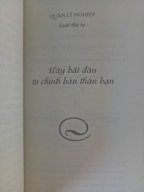 Quyển sách này nhỏ và mỏng nên mình nghĩ nó dễ đọc và dễ mang theo người hơn so với Năng đoạn kim cương. Quyển này tuy mỏng nhưng tập hợp những vấn đề cốt lõi về áp dụng của Nghiệp (đạo Phật) trong việc kinh doanh. Phân tích các khía cạnh, vấn đề trong kinh doanh và cách giải quyết chúng qua Nghiệp. Sách có những sơ đồ giúp mình hình dung được các quá trình. Vì nó có khá nhiều kiến thức về Nghiệp (Phật giáo) nên mình nghĩ các bạn từng đọc qua Năng đoạn kim cương hoặc có kiến thức về Phật giáo sẽ dễ hiểu hơn. Mình nghĩ rằng để thực sự hiểu được quyển sách nhỏ này cần có sự nghiền ngẫm sâu và thực hành đúc kết theo cách của riêng mình chứ không thể rập khuôn máy móc, như vậy mới có được hiệu quả đích thực.
