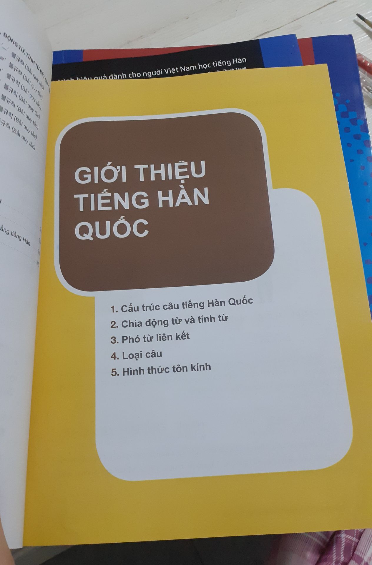 hàng đến nhanh hơn dự kiến ạ. Sách đẹp lắm nha, ban đầu tớ thấy đóng gói hơi sơ xài một chút xíu nhưng may mà chúng k s. Sách giải thik khá kĩ về phần ngữ pháp và  đều đc vt =tiếng Việt hết ạ. Các vd, cách trình bày trong sách cx dễ hiểu nx. Túm cái quần lại là lên mua ha. rồi, đánh giá sương sương v hoy. Chúc các bn học tốt!! Cố lên nha!!