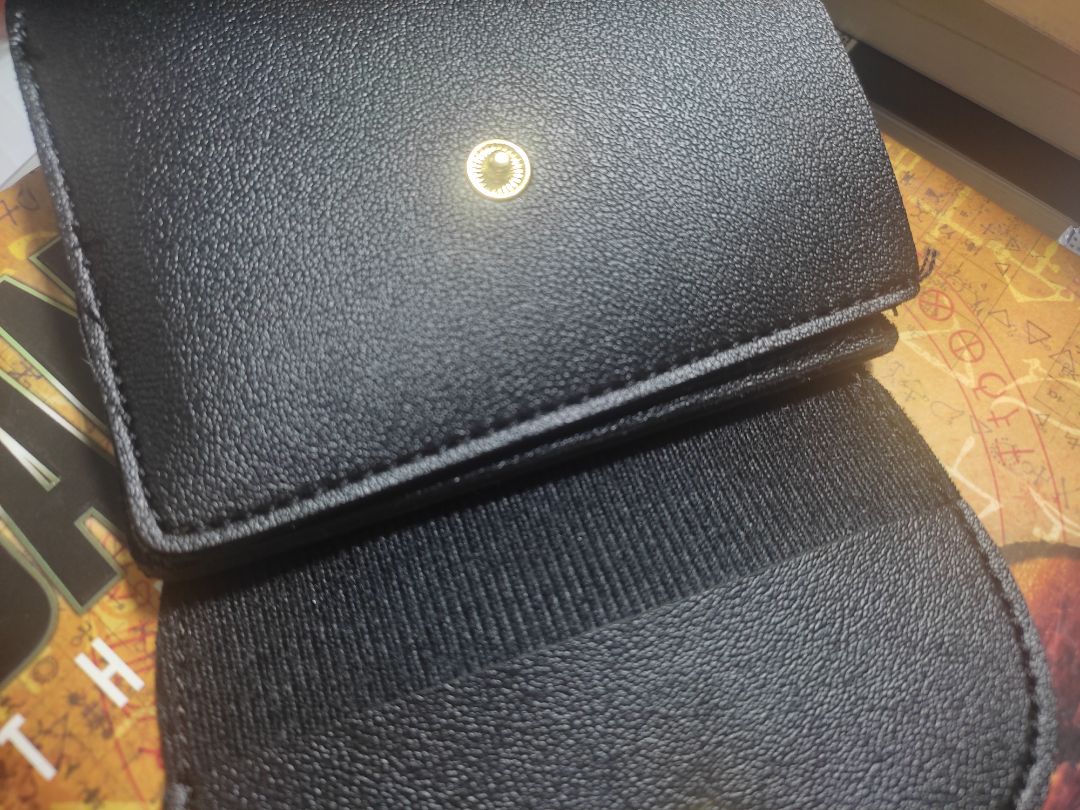 Chỉ chưa được cắt hết. Da tổng hợp nên nhìn khá xấu.